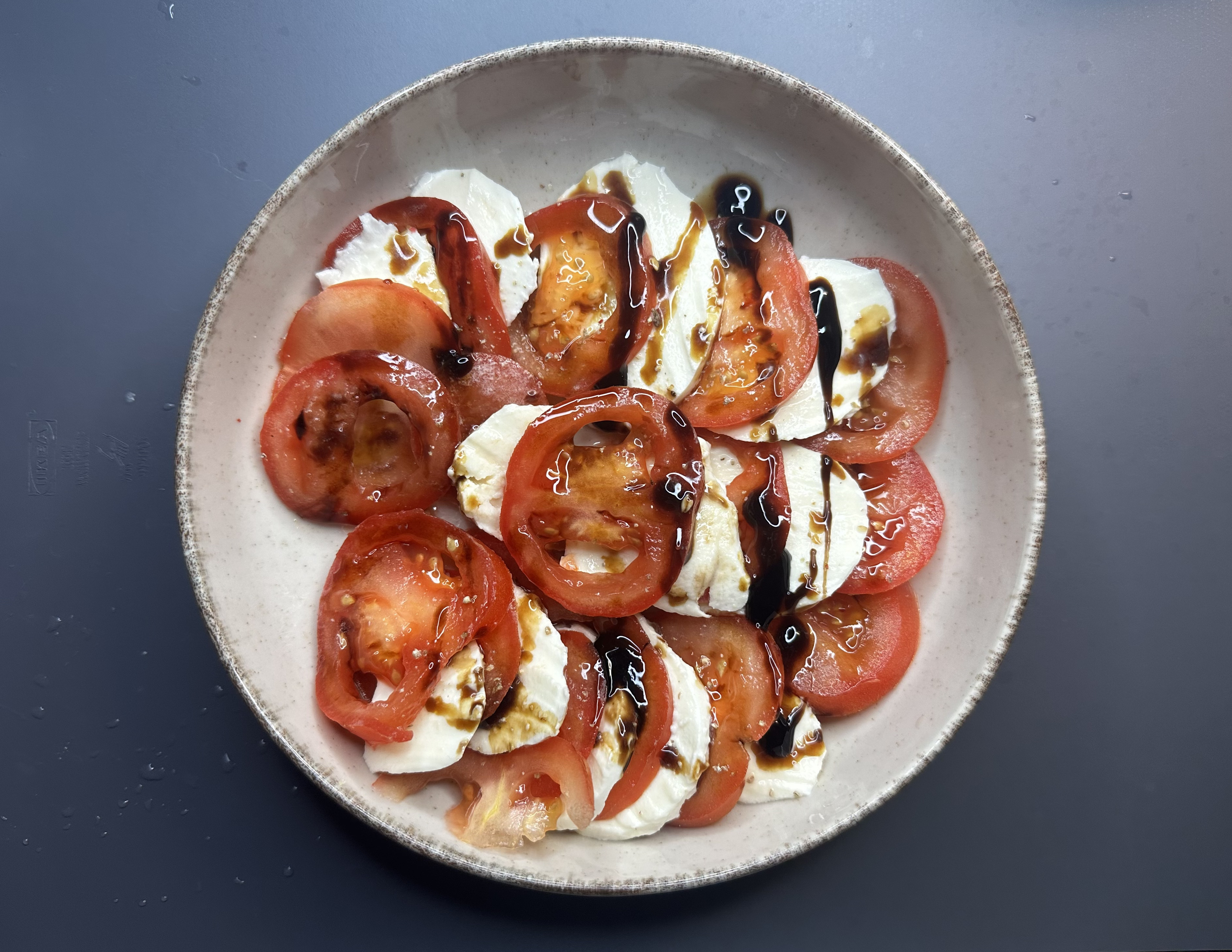 Foto van recept caprese salade in een schaal