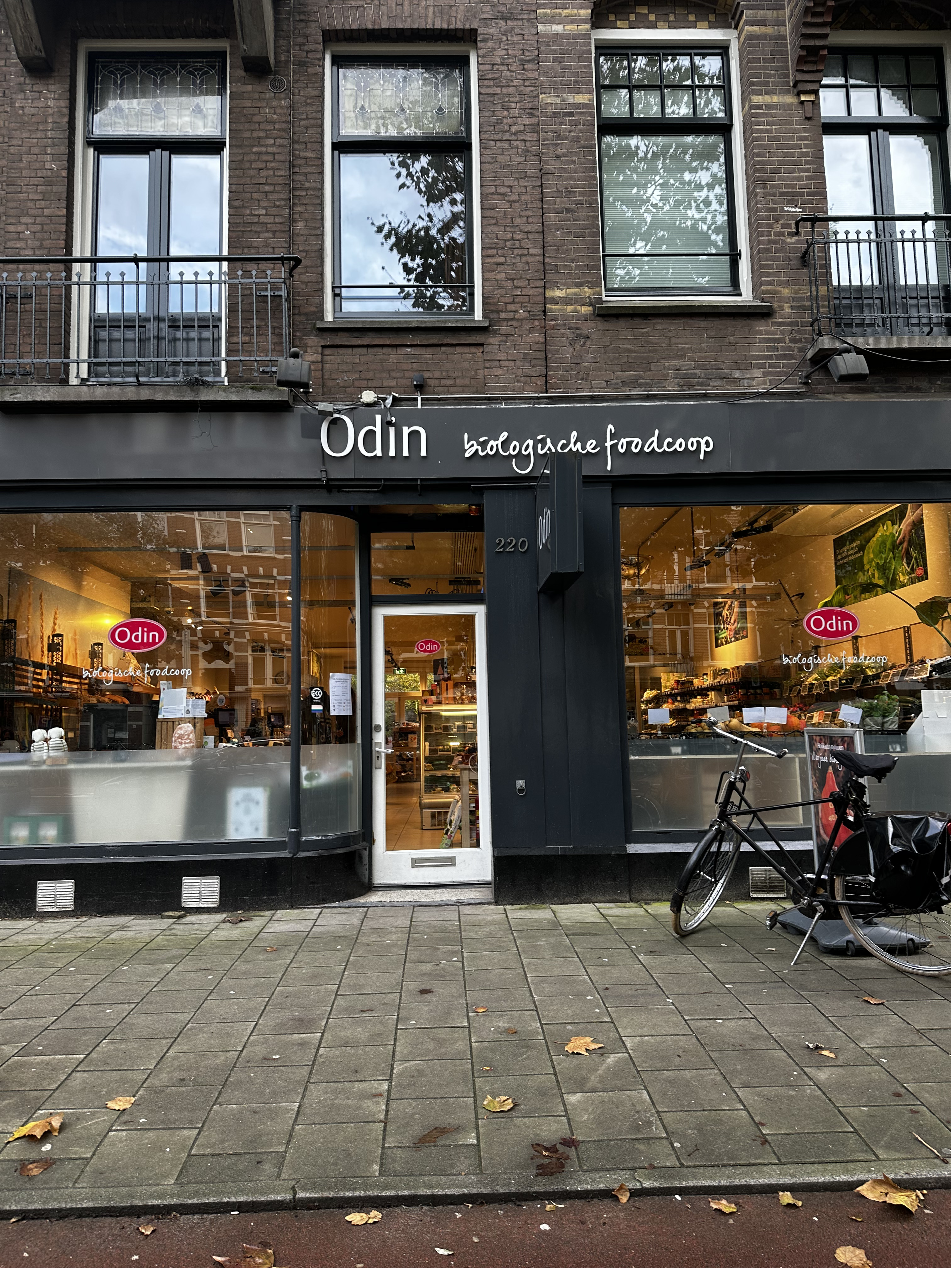 Voorgevel van de supermarkt Odin in Amsterdam