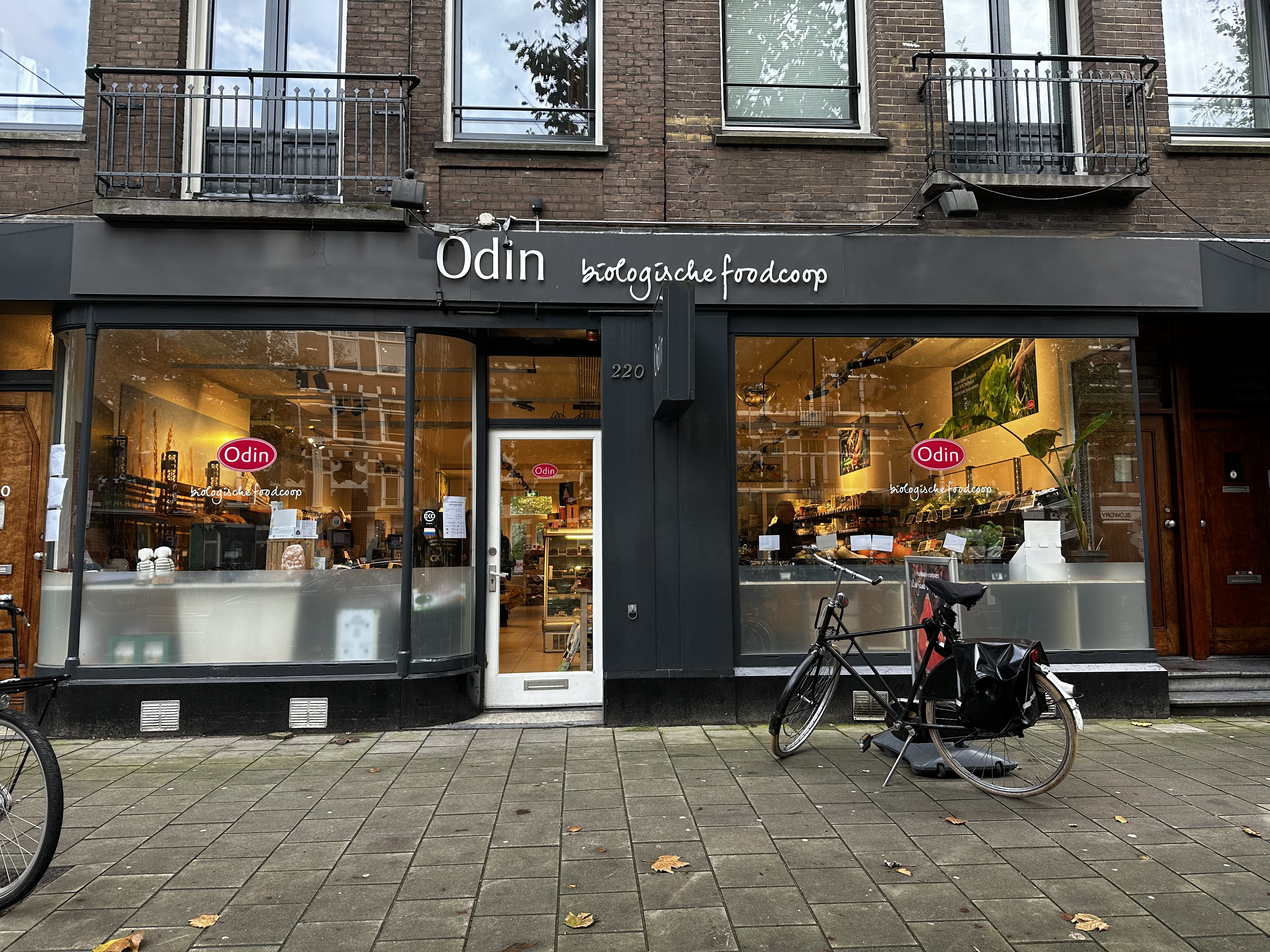 Foto van voorgevel supermarkt Odin in Amsterdam