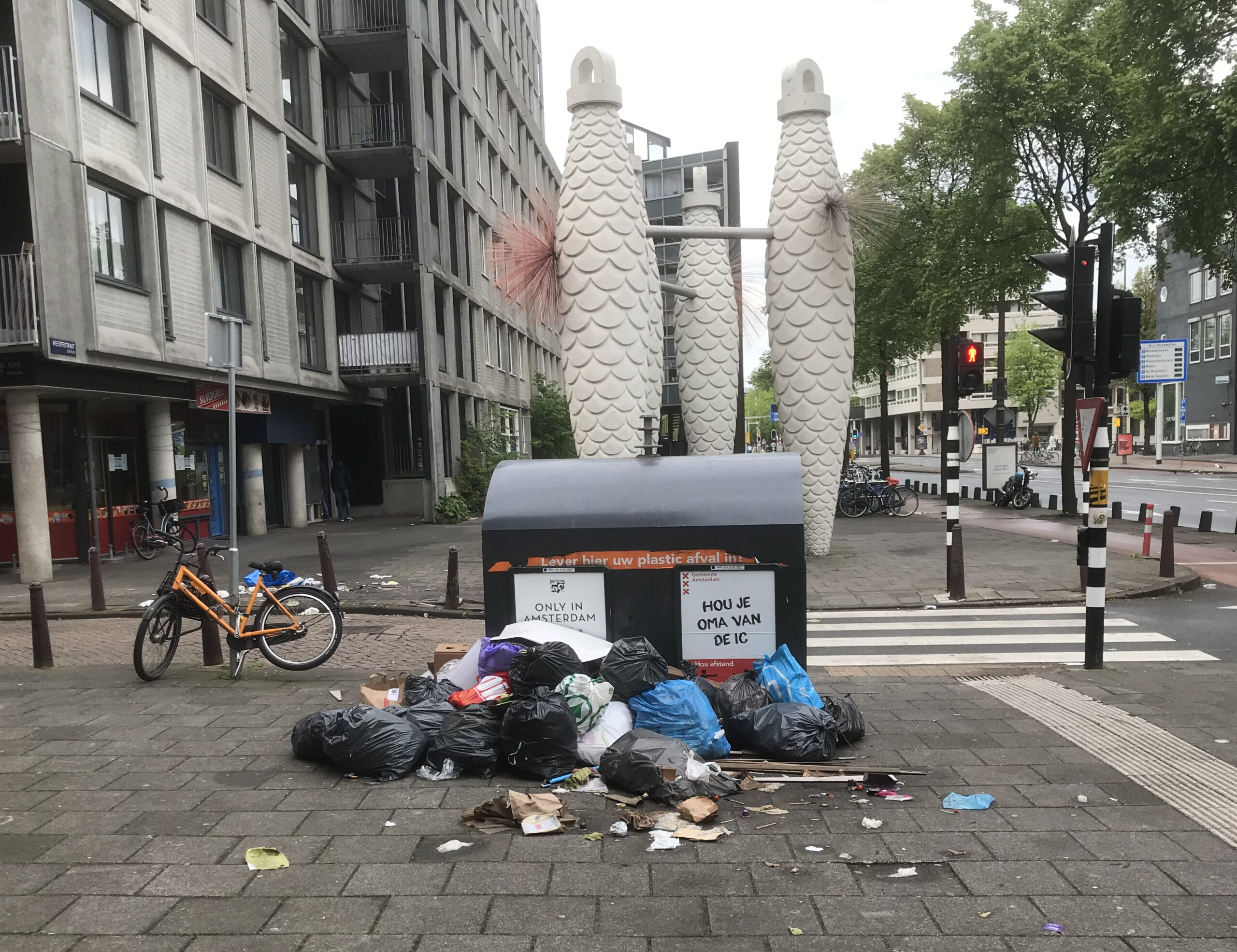 Foto van overvolle vuilnisbakken in Amsterdam Oost